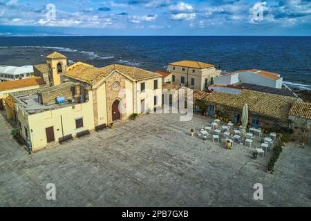 Veduta aerea del borgo marinaro siciliano di Marzamemi. Marzamemi, provincia di Siracusa, Sicilia, Italia, Europa Foto Stock
