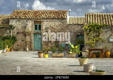 Scorci del borgo marinaro siciliano di Marzamemi con le case che sono diventate ristoranti e negozi di souvenir. Marzamemi, Sicilia Foto Stock