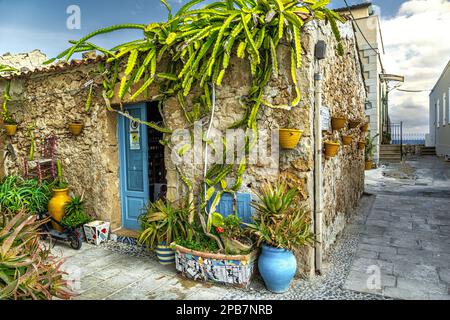 Scorci del borgo marinaro siciliano di Marzamemi con le case che sono diventate ristoranti e negozi di souvenir. Marzamemi, Sicilia Foto Stock
