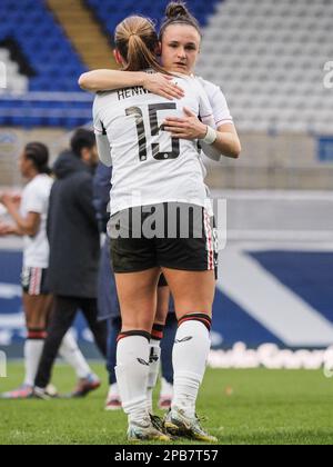 Birmingham, Regno Unito. 12th Mar, 2023. Birmingham, Inghilterra, marzo 12th 2023: I giocatori di Charlton si abbracciano a tempo pieno della partita di football del campionato delle donne fa tra Birmingham City e Charlton Athletic a St Andrews a Birmingham, Inghilterra (Natalie Mincher/SPP) Credit: SPP Sport Press Photo. /Alamy Live News Foto Stock