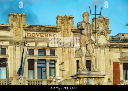 La monumentale Fontana di Nettuno, dietro l'edificio governativo di Messina. Messina, Sicilia, Italia, Europa Foto Stock