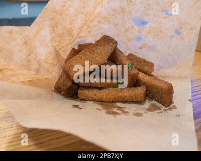 Toasterd crostini di segale all'aglio nella carta da imballaggio, cibo di strada Foto Stock