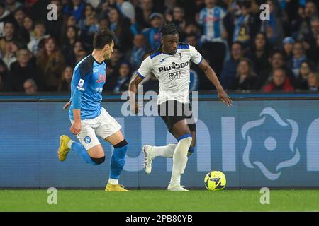 Napoli, Italia. 11 Mar, 2023. Duvan Zapata di Atalanta BC compete per la palla con Eljif Elmas di SSC Napoli durante la Serie Un match tra SSC Napoli e Atalanta BC allo Stadio Diego Armando Maradona Napoli Italia il 11 marzo 2023.Credit: Franco Romano/Alamy Live News Foto Stock
