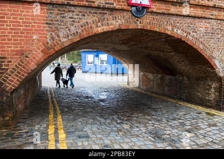 Folkestone, Kent, Regno Unito Vecchio arco ferroviario per i treni barca per il continente. Foto Stock