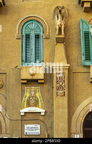 Decorazioni in stile liberty, o art nouveau, sulla facciata di un edificio artistico in Piazza SS. Annunziata dei Catalani. Messina, Sicilia, Italia, Foto Stock