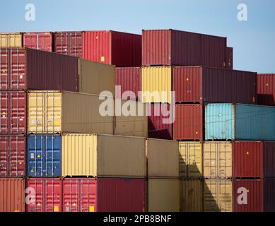 Pile di grandi contenitori di ferro da carico per il trasporto di importazione ed esportazione di varie merci da parte di navi marittime in porti industriali, trasporto internazionale di merci marittime, concetto logistico. Foto Stock