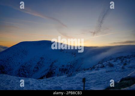 Tramonto, confine polacco-ceco, Monte Śnieżka, Karpacz, Monti Karkonosze (Monti Giganti), Monti Sudeti, bassa Slesia, Polonia, febbraio 2023 Foto Stock