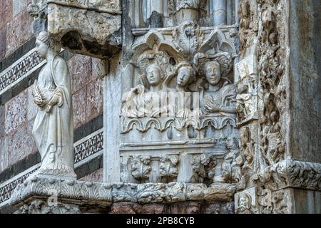 Dettagli delle statue e delle sculture a bassorilievo che ornano il portale principale del Duomo di Messina. Messina, Sicilia, Italia, Europa Foto Stock