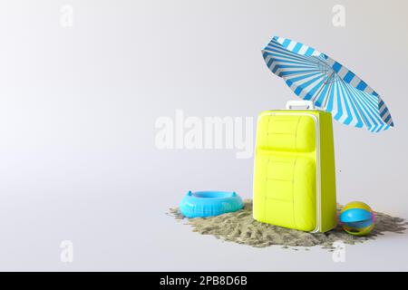 Una valigia gialla su un mucchio di sabbia, un ombrellone a strisce e una salvagente. Concetto creativo di vacanze in spiaggia e viaggi. Foto Stock