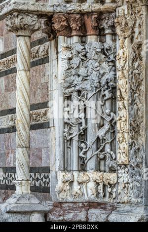 Dettagli delle statue e delle sculture a bassorilievo che ornano il portale principale del Duomo di Messina. Messina, Sicilia, Italia, Europa Foto Stock