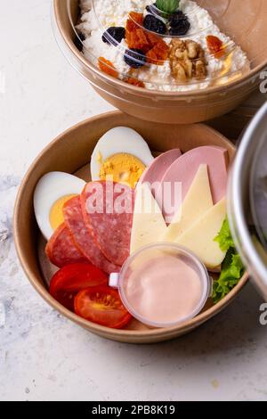 vista dall'alto di una ricca colazione. pronta prima colazione pubblicità per la vendita. Foto Stock