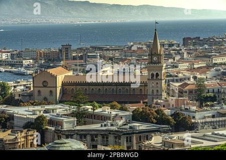 Cattedrale Basilica di Santa Maria Assunta nella città di Messina, sullo sfondo il canale della Sicilia e la costa della Calabria. Messina, Sicilia, Foto Stock