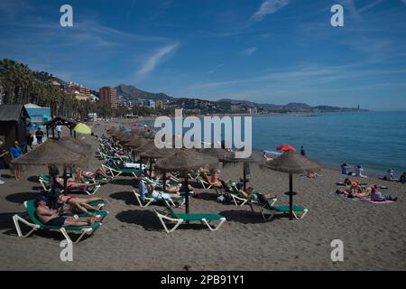 Malaga, Spagna. 12th Mar, 2023. I bagnanti sono visti alla spiaggia di Malagueta durante una giornata termale calda. Il bel tempo e le alte temperature hanno reso piene le spiagge lungo la costa andalusa. L'agenzia di meteorologia statale spagnola ha avvertito di un episodio insolito di alte temperature nei prossimi giorni, con temperature che potrebbero raggiungere oltre i 30 gradi. (Foto di Jesus Merida/SOPA Images/Sipa USA) Credit: Sipa USA/Alamy Live News Foto Stock