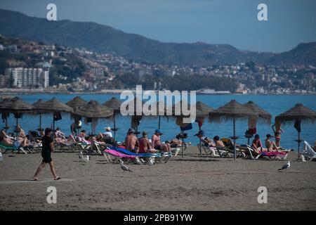 Malaga, Spagna. 12th Mar, 2023. I bagnanti sono visti alla spiaggia di Malagueta durante una giornata termale calda. Il bel tempo e le alte temperature hanno reso piene le spiagge lungo la costa andalusa. L'agenzia di meteorologia statale spagnola ha avvertito di un episodio insolito di alte temperature nei prossimi giorni, con temperature che potrebbero raggiungere oltre i 30 gradi. (Foto di Jesus Merida/SOPA Images/Sipa USA) Credit: Sipa USA/Alamy Live News Foto Stock