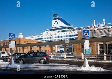 Imbuto o ciminiera del traghetto da crociera M/S Silja Serenade della compagnia di navigazione Silja Line tra gli edifici del terminal di South Harbour a Helsinki, Finlandia Foto Stock