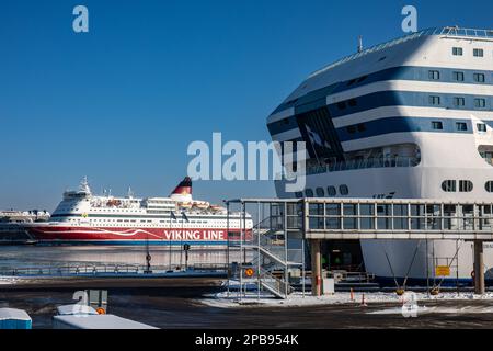 Compagnie di navigazione rivali Viking Line e Silja Line traghetti M/S Garbriella e M/S Silja Serenade ormeggiate a Helsinki, Finlandia Foto Stock