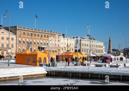 Piazza del mercato in una soleggiata giornata invernale a Helsinki, Finlandia Foto Stock