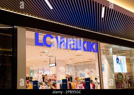 Sibiu, Romania - Maggio, 2 2022: LC Waikiki fashion store front in Promenada Mall, uno dei più grandi centri commerciali di Sibiu Foto Stock