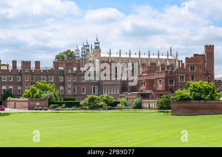 Eton College che mostra i giardini e la cappella della scuola, Eton, Berkshire, Inghilterra, Regno Unito Foto Stock