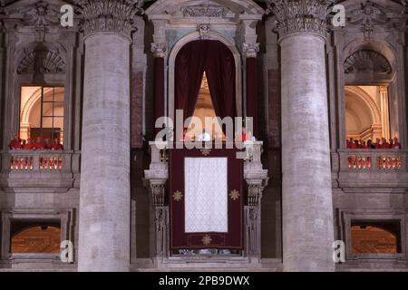 Città del Vaticano, Vaticano, 13 marzo 2013. Il cardinale argentino Jorge Bergoglio, eletto Papa Francesco i, appare sul balcone della Basilica di San Pietro a poppa Foto Stock