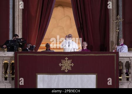 Città del Vaticano, Vaticano, 13 marzo 2013. Il cardinale argentino Jorge Bergoglio, eletto Papa Francesco i, appare sul balcone della Basilica di San Pietro a poppa Foto Stock