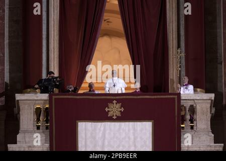 Città del Vaticano, Vaticano, 13 marzo 2013. Il cardinale argentino Jorge Bergoglio, eletto Papa Francesco i, appare sul balcone della Basilica di San Pietro a poppa Foto Stock