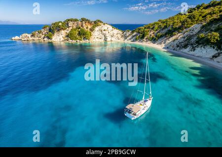Foto aerea di una barca a vela ormeggiata a Itaca, Grecia Foto Stock