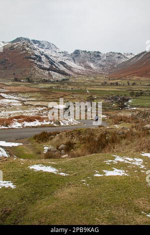 Splendide viste della Langdale Valley che guardano verso la Mickleden Valley, il Lake District National Park, la Cumbria Foto Stock