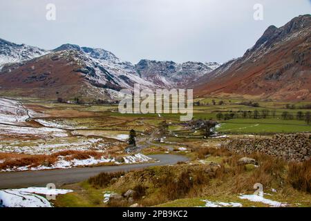 Splendide viste della Langdale Valley che guardano verso la Mickleden Valley, il Lake District National Park, la Cumbria Foto Stock
