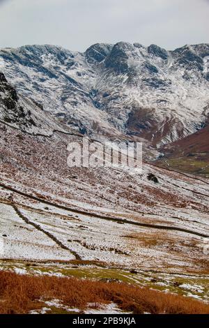 Splendide viste della Langdale Valley che guardano verso la Mickleden Valley, il Lake District National Park, la Cumbria Foto Stock