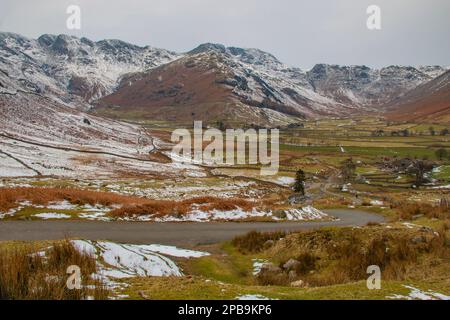 Splendide viste della Langdale Valley che guardano verso la Mickleden Valley, il Lake District National Park, la Cumbria Foto Stock