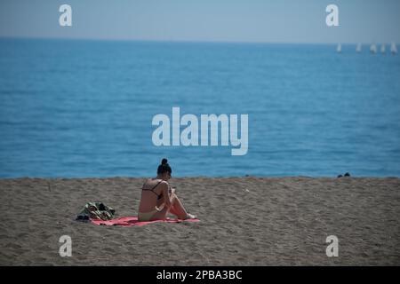 Malaga, Spagna. 12th Mar, 2023. Un bather è visto riposarsi alla spiaggia di la Malagueta durante una giornata di primavera calda. Il bel tempo e le alte temperature hanno reso piene le spiagge lungo la costa andalusa. L'agenzia di meteorologia statale spagnola ha avvertito di un episodio insolito di alte temperature nei prossimi giorni, con temperature che potrebbero raggiungere oltre i 30 gradi. (Credit Image: © Jesus Merida/SOPA Images via ZUMA Press Wire) SOLO PER USO EDITORIALE! Non per USO commerciale! Foto Stock