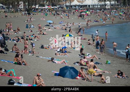 Malaga, Spagna. 12th Mar, 2023. I bagnanti sono visti alla spiaggia di Malagueta durante una giornata termale calda. Il bel tempo e le alte temperature hanno reso piene le spiagge lungo la costa andalusa. L'agenzia di meteorologia statale spagnola ha avvertito di un episodio insolito di alte temperature nei prossimi giorni, con temperature che potrebbero raggiungere oltre i 30 gradi. (Credit Image: © Jesus Merida/SOPA Images via ZUMA Press Wire) SOLO PER USO EDITORIALE! Non per USO commerciale! Foto Stock