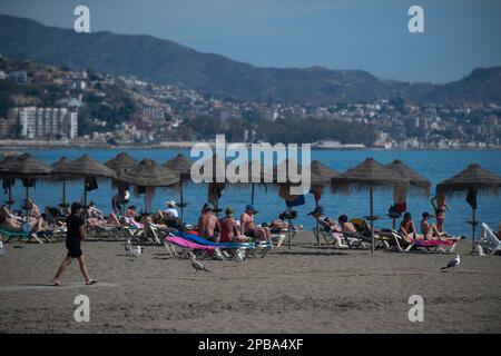 Malaga, Spagna. 12th Mar, 2023. I bagnanti sono visti alla spiaggia di Malagueta durante una giornata termale calda. Il bel tempo e le alte temperature hanno reso piene le spiagge lungo la costa andalusa. L'agenzia di meteorologia statale spagnola ha avvertito di un episodio insolito di alte temperature nei prossimi giorni, con temperature che potrebbero raggiungere oltre i 30 gradi. (Credit Image: © Jesus Merida/SOPA Images via ZUMA Press Wire) SOLO PER USO EDITORIALE! Non per USO commerciale! Foto Stock