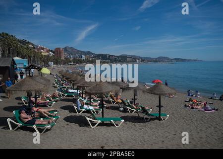 Malaga, Spagna. 12th Mar, 2023. I bagnanti sono visti alla spiaggia di Malagueta durante una giornata termale calda. Il bel tempo e le alte temperature hanno reso piene le spiagge lungo la costa andalusa. L'agenzia di meteorologia statale spagnola ha avvertito di un episodio insolito di alte temperature nei prossimi giorni, con temperature che potrebbero raggiungere oltre i 30 gradi. (Credit Image: © Jesus Merida/SOPA Images via ZUMA Press Wire) SOLO PER USO EDITORIALE! Non per USO commerciale! Foto Stock