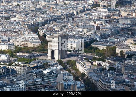 Parigi, Francia - Settembre 01 2016: Veduta aerea dell'Arco di Trionfo con dietro, la guglia della Chiesa di Sainte-Odile. Foto Stock