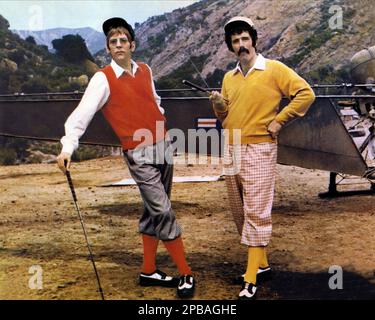 Elliott Gould & Donald Sutherland Film: Mash; M*A*S*H (USA 1970) personaggi: Il capitano John Francis Xavier 'Trapper' McIntyre & il capo Benjamin Franklin 'Hawkeye' Pierce regista: Robert Altman 25 gennaio 1970 **AVVERTENZA** questa fotografia è solo per uso editoriale ed è copyright di 20th CENTURY FOX e/o del fotografo assegnato dalla Film o dalla Società di produzione e può essere riprodotta solo da pubblicazioni in concomitanza con la promozione del film di cui sopra. È richiesto un credito obbligatorio a 20th CENTURY FOX. Il fotografo deve essere accreditato anche quando è noto. Nessun uso commerciale può essere gran Foto Stock