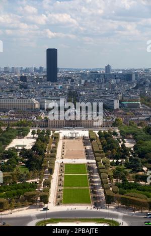 Vista del Champ de Mars dalla Torre Eiffel. Possiamo anche vedere il Mur pour la Paix, l'École militaire e il Montparnasse Tour sullo sfondo. Foto Stock
