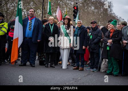 Sadiq Khan, Sindaco di Londra, Martin Fraser, Ambasciatore d'Irlanda nel Regno Unito, Heather Humphreys, Ministro irlandese per la protezione sociale, Dr. Debbie Weekes-Bernard, Vice Sindaco di Londra per le Comunità e la Giustizia sociale e Gran Maresciallo della sfilata, Catherina Casey visto durante la sfilata e il Festival di San Patrizio nel centro di Londra. Lo shindig annuale del Sindaco è diventato un momento culminante del calendario culturale di Londra, mentre i londinesi e i visitatori si uniscono per celebrare i grandi contributi che gli irlandesi hanno dato alla città. Ci si aspettava che più di 50.000 persone aderiscano alla processione annuale della m irlandese Foto Stock