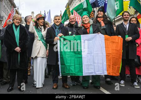 Londra, Regno Unito. 12th Mar, 2023. Photocall con il sindaco di Londra Sadiq Khan, l'ambasciatore d'Irlanda Martin Fraser, Heather Humphreys, il ministro irlandese della protezione sociale e altri. L'annuale St Patrick's Day Parade attraversa il centro di Londra per celebrare la comunità irlandese e la cultura e il patrimonio irlandese, con partecipanti in costumi, bande marcianti, spettacoli e molto altro ancora, seguiti dagli spettatori lungo il percorso. Credit: Imageplotter/Alamy Live News Foto Stock