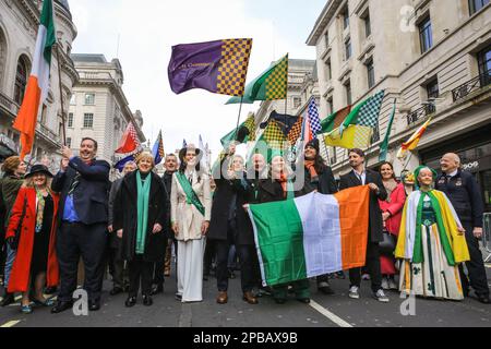 Londra, Regno Unito. 12th Mar, 2023. Photocall con il sindaco di Londra Sadiq Khan, l'ambasciatore d'Irlanda Martin Fraser, Heather Humphreys, il ministro irlandese della protezione sociale e altri. L'annuale St Patrick's Day Parade attraversa il centro di Londra per celebrare la comunità irlandese e la cultura e il patrimonio irlandese, con partecipanti in costumi, bande marcianti, spettacoli e molto altro ancora, seguiti dagli spettatori lungo il percorso. Credit: Imageplotter/Alamy Live News Foto Stock