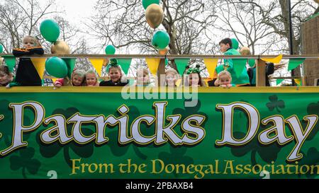 Londra, Regno Unito. 12th Mar, 2023. I giovani ballerini irlandesi dell'Associazione Donegal sono ansiosi di iniziare la sfilata. L'annuale St Patrick's Day Parade attraversa il centro di Londra per celebrare la comunità irlandese e la cultura e il patrimonio irlandese, con partecipanti in costumi, bande marcianti, spettacoli e molto altro ancora, seguiti dagli spettatori lungo il percorso. Credit: Imageplotter/Alamy Live News Foto Stock