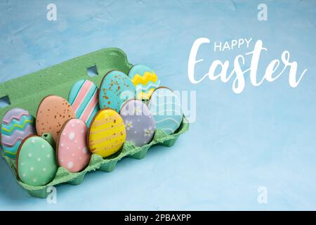 Biscotti allo zenzero fatti in casa per Pasqua. Biscotti a forma di uovo posti in un vassoio delle uova Concetto di vacanza di Pasqua. Foto Stock