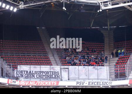 12-03-2023: Sport: PSV contro Cambuur EINDHOVEN, PAESI BASSI - 12 MARZO: Tifosi di Cambuur Leeuwarden durante la partita Eredivie PSV Eindhoven e SC Cambu Foto Stock