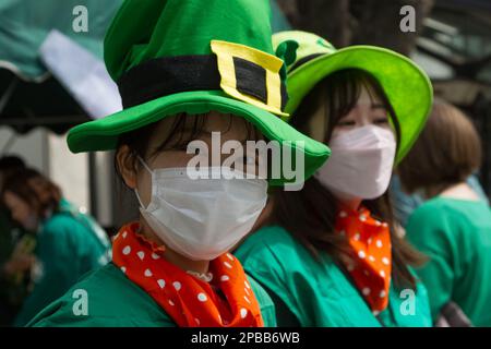 Tokyo, Giappone. 12th Mar, 2023. Donne giapponesi vestite con cappelli leprechaun partecipano alla parata del giorno di San Patrizio 28th a Omotesando, Tokyo. La parata è il più grande e più antico evento del giorno di San Patrizio in Asia e ritornò quest'anno dopo una pausa di 3 anni causata dal Coronavirus. E 'stato a parte un festival di due giorni 'i love Ireland' con cibo, musica e altri eventi culturali nel vicino parco Yoyogi. (Foto di Damon Coulter/SOPA Images/Sipa USA) Credit: Sipa USA/Alamy Live News Foto Stock