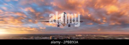 L'aereo vola nel cielo colorato sopra la città al tramonto Foto Stock