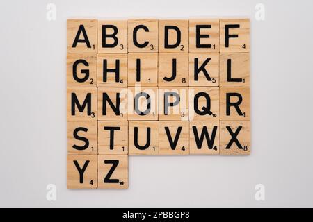 Piastrelle di legno lettera disposti in uno stile ABC layout Foto Stock