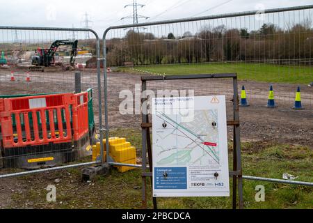 Wendover, Buckinghamshire, Regno Unito. 12th marzo, 2023. Un avviso di chiusura di un sentiero pubblico entro il HS2, che doveva essere riaperto nel marzo 2021. E' stato annunciato che la fase da Birmingham a Crewe del HS2 è stata messa in attesa a causa dell'aumento dei costi. Si prevede che i costi del HS2 aumenteranno fino a oltre 100 miliardi di sterline. Credit: Maureen McLean/Alamy Live News Foto Stock