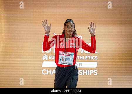 ISTANBUL, TURCHIA - 04 MARZO: Nafissatou Thiam del Belgio festeggia durante la cerimonia di medaglia del Pentathlon femminile durante i Campionati europei di atletica indoor - giorno 2 il 4 marzo 2023 a Istanbul, Turchia. (Foto di Nikola Krstic/MB Media/Getty Images) Foto Stock