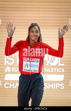 ISTANBUL, TURCHIA - 04 MARZO: Nafissatou Thiam del Belgio festeggia durante la cerimonia di medaglia del Pentathlon femminile durante i Campionati europei di atletica indoor - giorno 2 il 4 marzo 2023 a Istanbul, Turchia. (Foto di Nikola Krstic/MB Media/Getty Images) Foto Stock